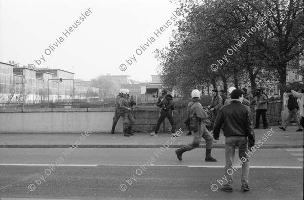 Image of sheet 19890820 photo 27: Polizei blockiert Antirassismus Demonstranten. Protest gegen Angriffe einer Gruppe Skin Heads. Zürich Aussersihl Kreis 4 1989 √