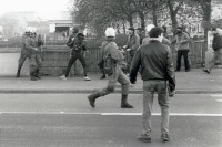 Image of sheet 19890820 photo 27: Polizei blockiert Antirassismus Demonstranten. Protest gegen Angriffe einer Gruppe Skin Heads. Zürich Aussersihl Kreis 4 1989 √