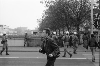 Image of sheet 19890820 photo 28: Thomas Kern liegend. Catherine Boss spricht an Antifa Demo. Raffi mit Faschos nein Danke auf Wange gemalt. Gegen Rassismus. Beamte Polizei Grenadiere. Schönes Licht in der Langstrasse. Polizei schützt Demonstration Protest von Angriffen einer Gruppe Skin Heads. Zürich Aussersihl Kreis 4 1989