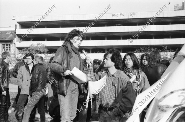 Image of sheet 19890820 photo 4: Catherine Boss spricht an Antifa-Demonstration, Fredy Meier hält Mikrofon,  Zürich Aussersihl Kreis 4 1989.