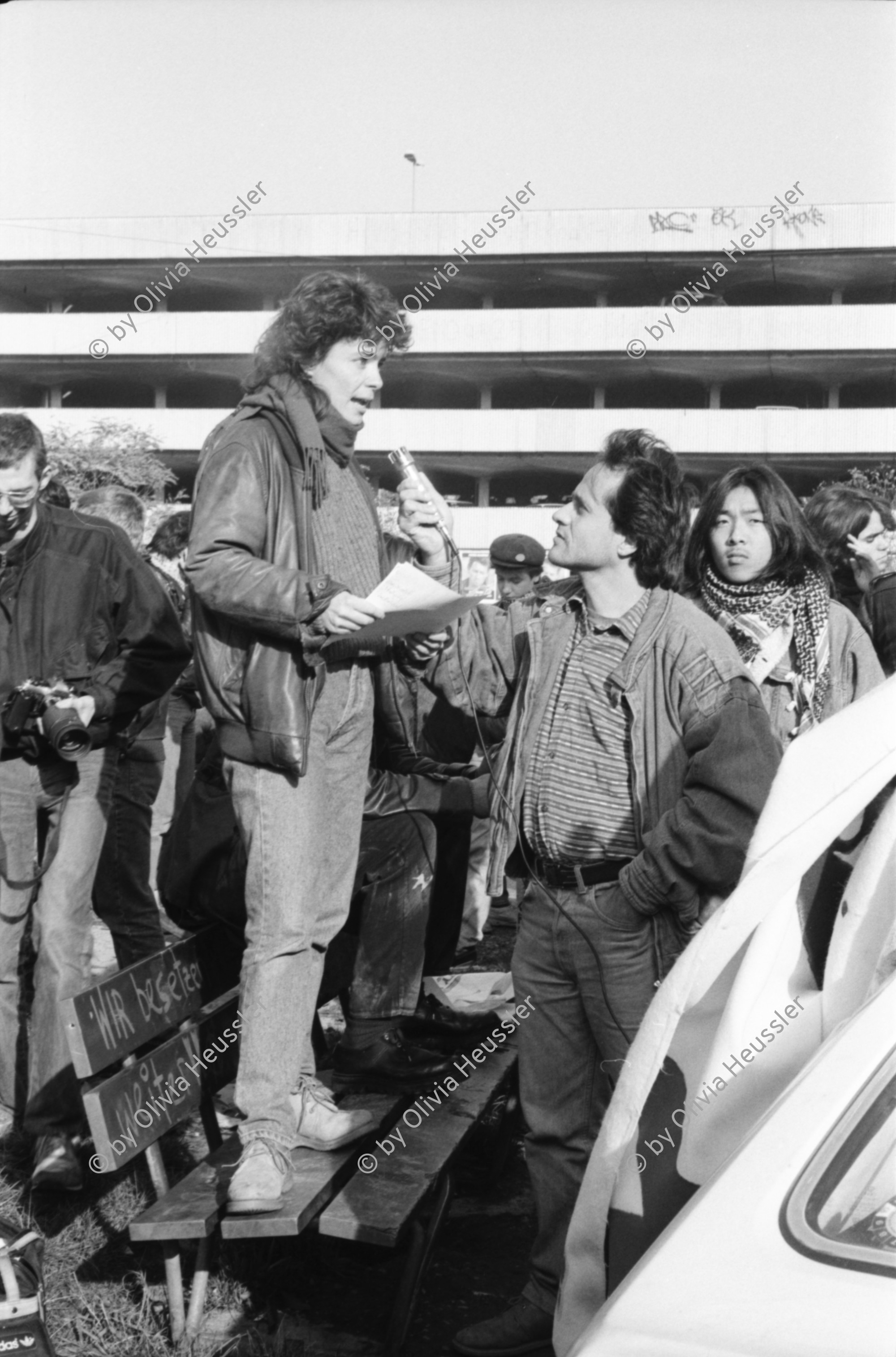 Image of sheet 19890820 photo 5: Catherine Boss spricht an Antifa-Demonstration, Fredy Meier hält Mikrofon, Zürich 1989.
