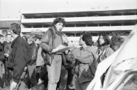 Image of sheet 19890820 photo 6: Catherine Boss spricht an Antifa-Demonstration, Fredy Meier hält Mikrofon, Zürich 1989.