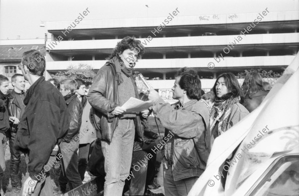 Image of sheet 19890820 photo 6: Catherine Boss spricht an Antifa-Demonstration, Fredy Meier hält Mikrofon, Zürich 1989.