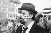 Image of sheet 19890820 photo 7: Antifa Demonstration, Raffael Uhlmann hat sich »Faschos nein Danke« auf Wange gemalt.  Zürich, 1989