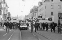 Image of sheet 19890820 photo 8: »Gemeinsam Gegen Rassismus« Demonstration gegen Angriffe einer Gruppe Skin Heads, Zürich 1989.