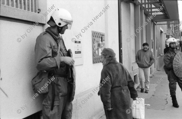 Image of sheet 19890820 photo 9: Thomas Kern liegend. Catherine Boss spricht an Antifa Demo. Raffi mit Faschos nein Danke auf Wange gemalt. Gegen Rassismus. Beamte Polizei Grenadiere. Schönes Licht in der Langstrasse. Polizei schützt Demonstration Protest von Angriffen einer Gruppe Skin Heads. Zürich Aussersihl Kreis 4 1989