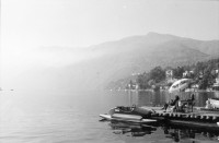 Image of sheet 19890830 photo 13: Rentnerehepaar geniesst die Sonne auf der Piazza in Ascona im Tessin Ticino Olivia marschiert am Lago Maggiore in Ascona. Tessin Fotografiert von Thomas Kern.
Tiefwasserstand. Ausstellung Goldenes Chalb Aarau von Thomas Kern mit Pit Wuhrer. Journalist der Wochenzeitung, er liest aus seinem Buch über Nordirland. Kanton Aargau 1989