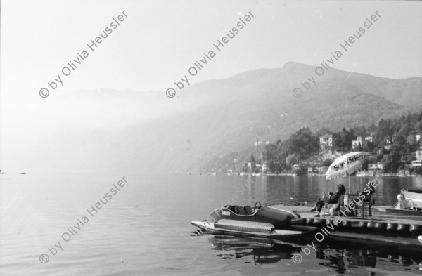 Image of sheet 19890830 photo 13: Rentnerehepaar geniesst die Sonne auf der Piazza in Ascona im Tessin Ticino Olivia marschiert am Lago Maggiore in Ascona. Tessin Fotografiert von Thomas Kern.
Tiefwasserstand. Ausstellung Goldenes Chalb Aarau von Thomas Kern mit Pit Wuhrer. Journalist der Wochenzeitung, er liest aus seinem Buch über Nordirland. Kanton Aargau 1989