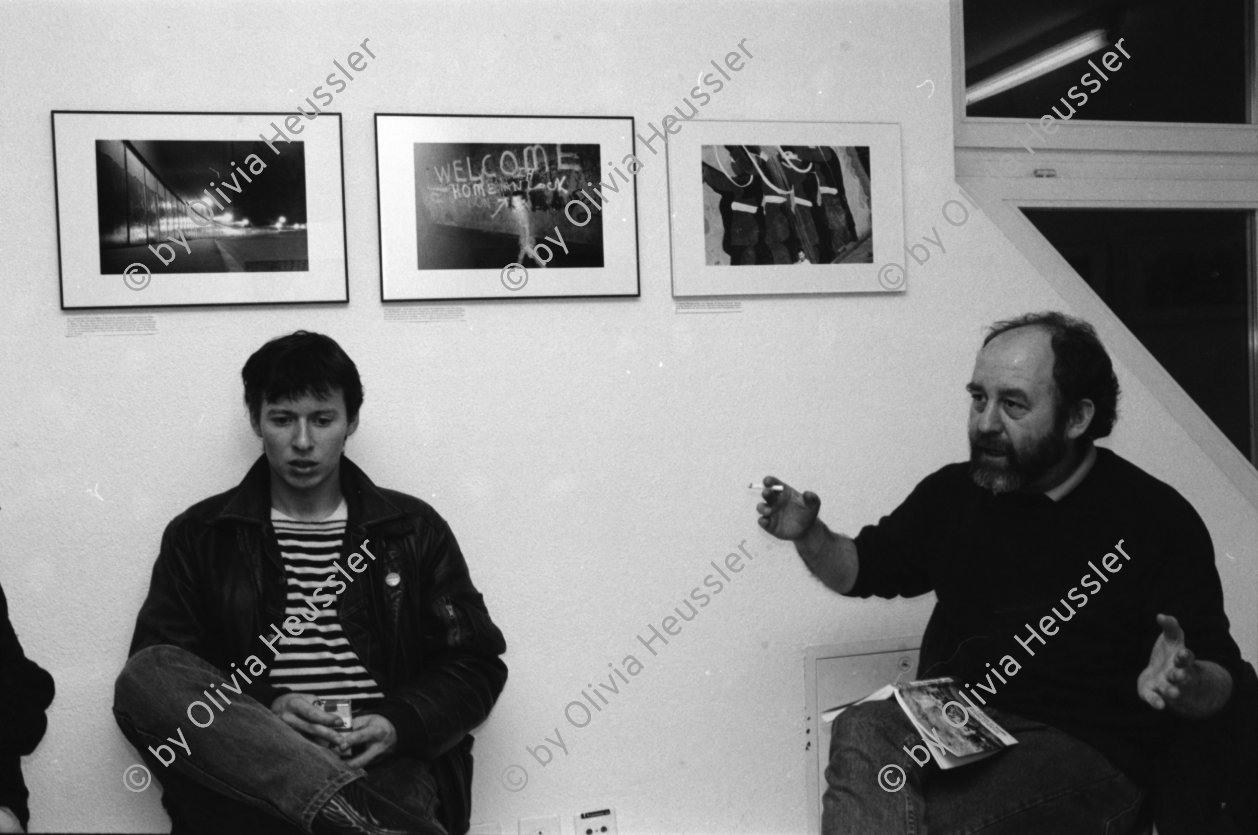 Image of sheet 19890830 photo 19: Rentnerehepaar geniesst die Sonne auf der Piazza in Ascona im Tessin Ticino Olivia marschiert am Lago Maggiore in Ascona. Tessin Fotografiert von Thomas Kern.
Tiefwasserstand. Ausstellung Goldenes Chalb Aarau von Thomas Kern mit Pit Wuhrer. Journalist der Wochenzeitung, er liest aus seinem Buch über Nordirland. Kanton Aargau 1989