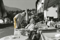 Image of sheet 19890830 photo 9: Rentnerehepaar genisst Sonne am Lago Maggiore, auf der Piazza in Ascona. 11.89 √
