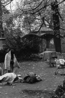 Image of sheet 19890831 photo 0: die schwachen gehetzten Drogenabhängigen Fixer und Fixerinnen mit Wolldecke am Zürcher Platzspitz im Winter. Zürich 1989 √ Kreis 5 fünf Schweiz Switzerland Europe
Drugs Needle Parc Heroin Kokain Cocaine

Der Platzspitz (ursprünglich Platzpromenade) ist ein Park im Herzen Zürichs mit sehr abwechslungsreicher Geschichte. Weltweites Medieninteresse erregte die behördlich lange tolerierte Anwesenheit von Drogensüchtigen aus ganz Mitteleuropa