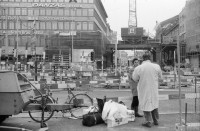 Image of sheet 19890831 photo 10: Freiwillige Angehörige und FreundInnen Drogenabhängiger kochen jeden Tag für die schwachen gehetzten Drogenabhängigen  Fixer und Fixerinnen auf dem Zürcher Platzspitz im Winter. Ausländischer Arbeitnehmer arbeitet am Bahnhof. Long Street Bar Langstrasse, Aussersihl Prostituierte werden verfolgt. Sexshop Sexyland und Videothek im Kreis 4 Zürich 1989

Two women from the Dominican Republic are being followed by a white Swiss in front of the Postoffice on the Helvetiaplatz During the last ten years the immigration of black colored people into Switzerland has increased considerably and has also provoked rassist movements in Switzerland.