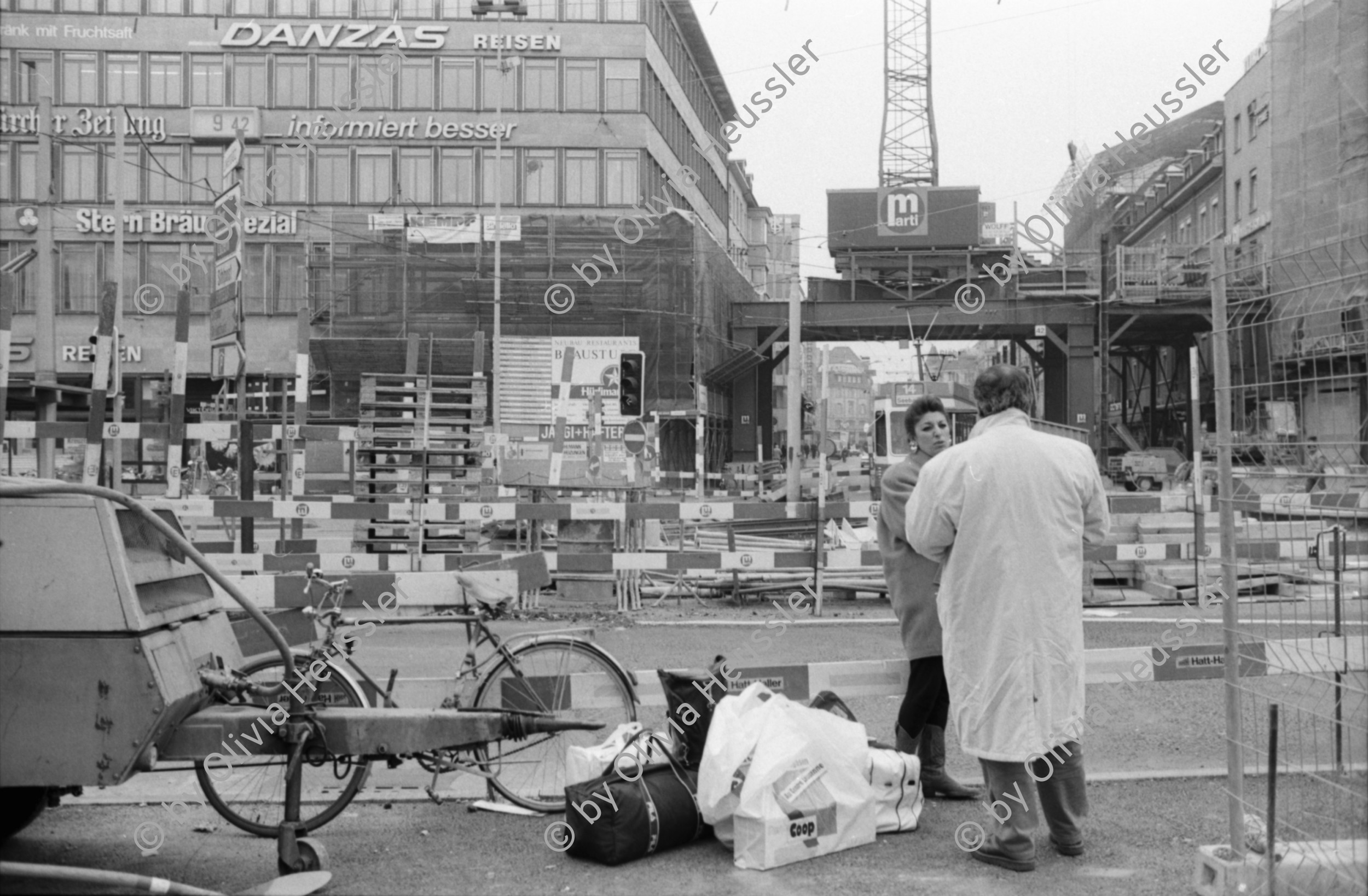 Image of sheet 19890831 photo 10: Freiwillige Angehörige und FreundInnen Drogenabhängiger kochen jeden Tag für die schwachen gehetzten Drogenabhängigen  Fixer und Fixerinnen auf dem Zürcher Platzspitz im Winter. Ausländischer Arbeitnehmer arbeitet am Bahnhof. Long Street Bar Langstrasse, Aussersihl Prostituierte werden verfolgt. Sexshop Sexyland und Videothek im Kreis 4 Zürich 1989

Two women from the Dominican Republic are being followed by a white Swiss in front of the Postoffice on the Helvetiaplatz During the last ten years the immigration of black colored people into Switzerland has increased considerably and has also provoked rassist movements in Switzerland.
