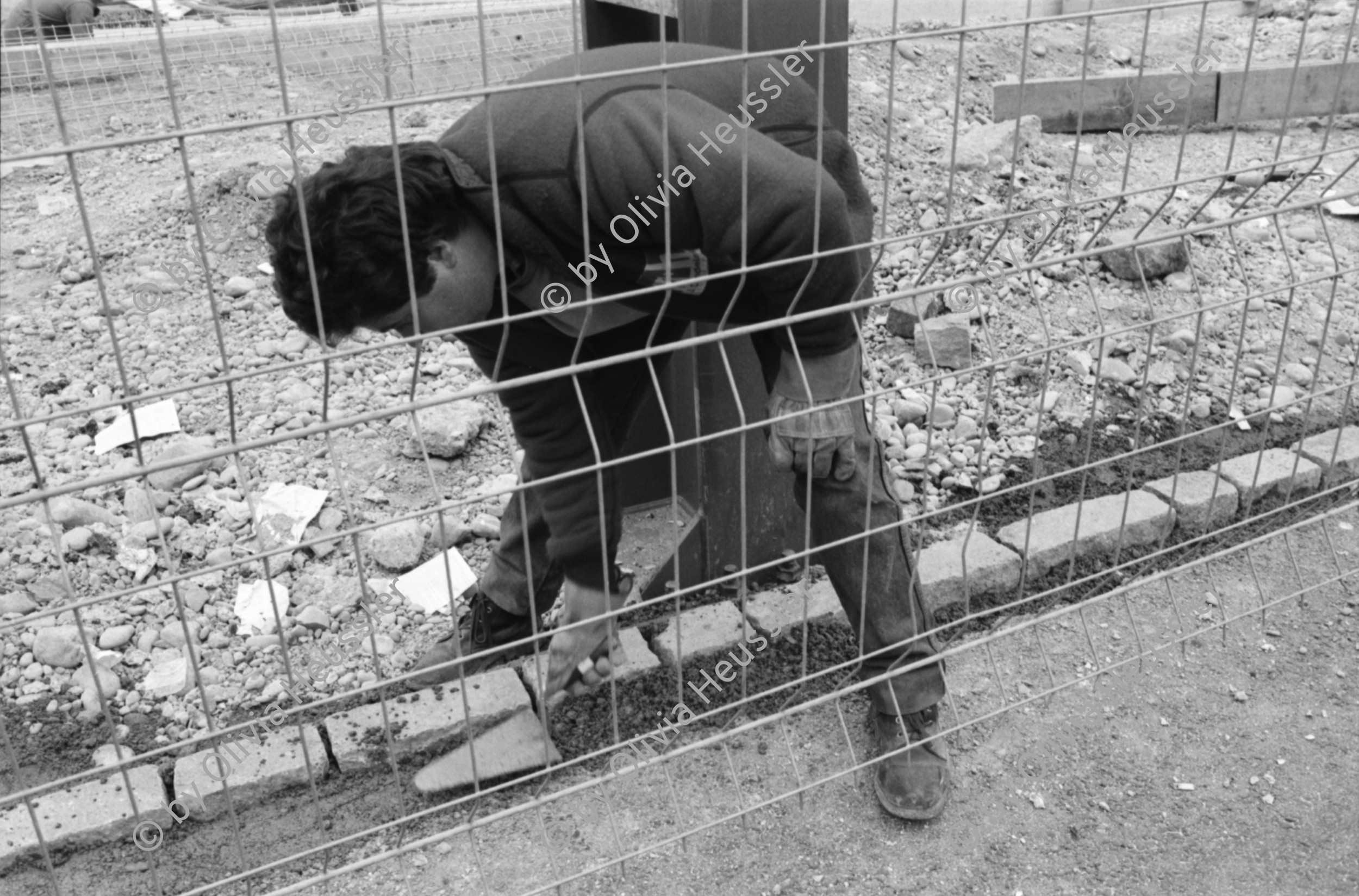 Image of sheet 19890831 photo 11: Freiwillige Angehörige und FreundInnen Drogenabhängiger kochen jeden Tag für die schwachen gehetzten Drogenabhängigen  Fixer und Fixerinnen auf dem Zürcher Platzspitz im Winter. Ausländischer Arbeitnehmer arbeitet am Bahnhof. Long Street Bar Langstrasse, Aussersihl Prostituierte werden verfolgt. Sexshop Sexyland und Videothek im Kreis 4 Zürich 1989

Two women from the Dominican Republic are being followed by a white Swiss in front of the Postoffice on the Helvetiaplatz During the last ten years the immigration of black colored people into Switzerland has increased considerably and has also provoked rassist movements in Switzerland.