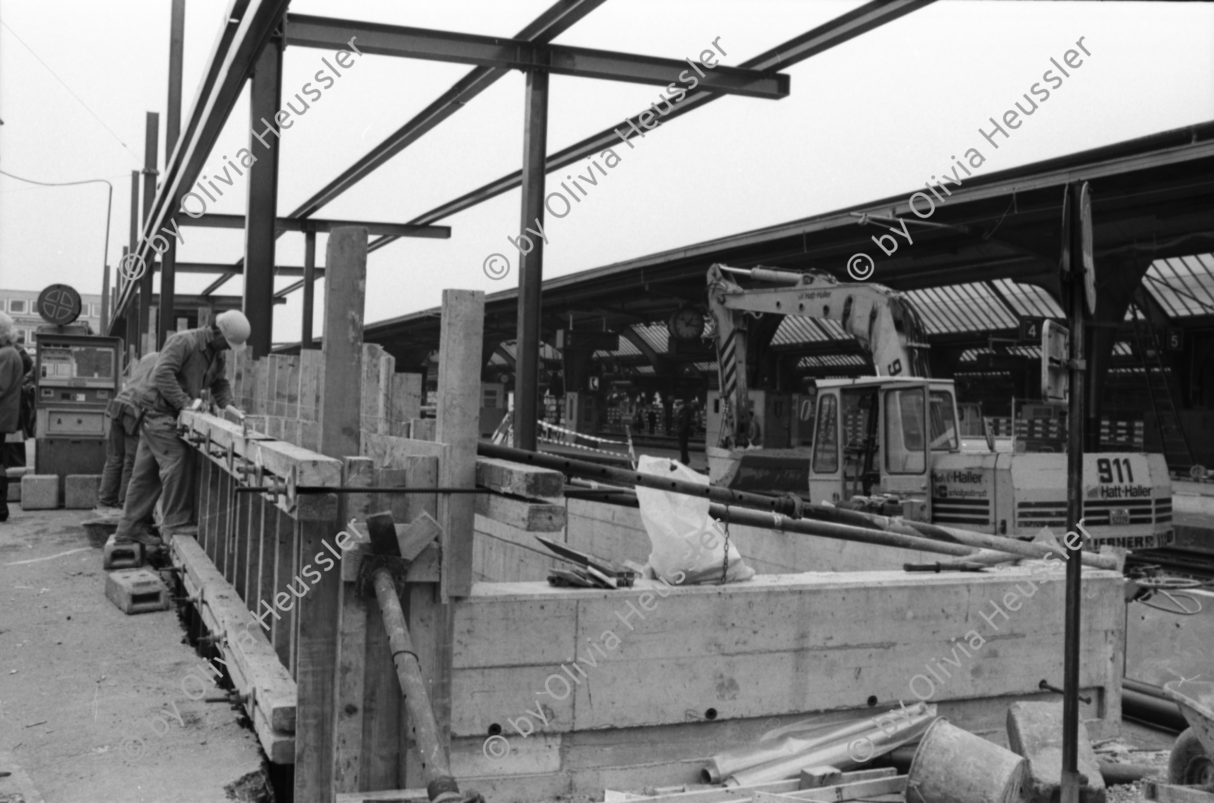 Image of sheet 19890831 photo 12: Freiwillige Angehörige und FreundInnen Drogenabhängiger kochen jeden Tag für die schwachen gehetzten Drogenabhängigen  Fixer und Fixerinnen auf dem Zürcher Platzspitz im Winter. Ausländischer Arbeitnehmer arbeitet am Bahnhof. Long Street Bar Langstrasse, Aussersihl Prostituierte werden verfolgt. Sexshop Sexyland und Videothek im Kreis 4 Zürich 1989

Two women from the Dominican Republic are being followed by a white Swiss in front of the Postoffice on the Helvetiaplatz During the last ten years the immigration of black colored people into Switzerland has increased considerably and has also provoked rassist movements in Switzerland.