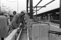 Image of sheet 19890831 photo 13: Freiwillige Angehörige und FreundInnen Drogenabhängiger kochen jeden Tag für die schwachen gehetzten Drogenabhängigen  Fixer und Fixerinnen auf dem Zürcher Platzspitz im Winter. Ausländischer Arbeitnehmer arbeitet am Bahnhof. Long Street Bar Langstrasse, Aussersihl Prostituierte werden verfolgt. Sexshop Sexyland und Videothek im Kreis 4 Zürich 1989

Two women from the Dominican Republic are being followed by a white Swiss in front of the Postoffice on the Helvetiaplatz During the last ten years the immigration of black colored people into Switzerland has increased considerably and has also provoked rassist movements in Switzerland.