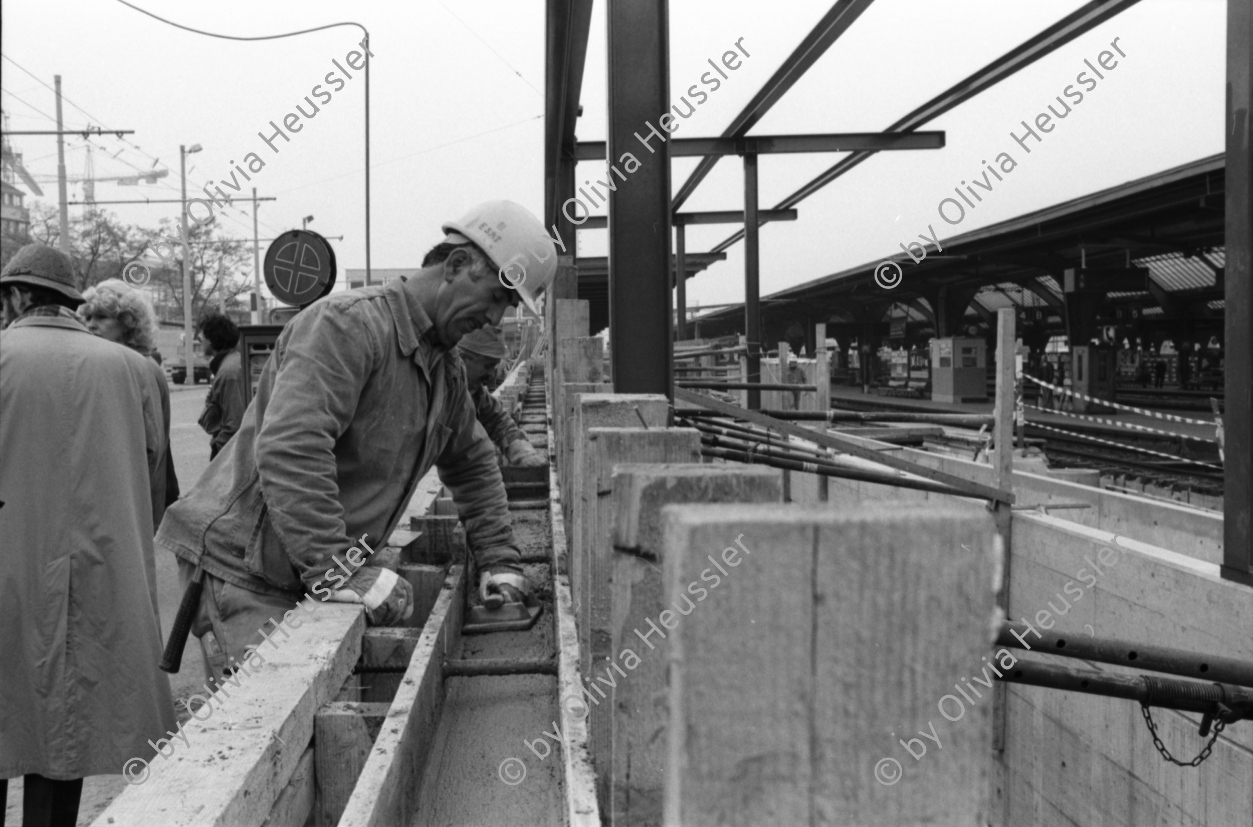Image of sheet 19890831 photo 13: Freiwillige Angehörige und FreundInnen Drogenabhängiger kochen jeden Tag für die schwachen gehetzten Drogenabhängigen  Fixer und Fixerinnen auf dem Zürcher Platzspitz im Winter. Ausländischer Arbeitnehmer arbeitet am Bahnhof. Long Street Bar Langstrasse, Aussersihl Prostituierte werden verfolgt. Sexshop Sexyland und Videothek im Kreis 4 Zürich 1989

Two women from the Dominican Republic are being followed by a white Swiss in front of the Postoffice on the Helvetiaplatz During the last ten years the immigration of black colored people into Switzerland has increased considerably and has also provoked rassist movements in Switzerland.