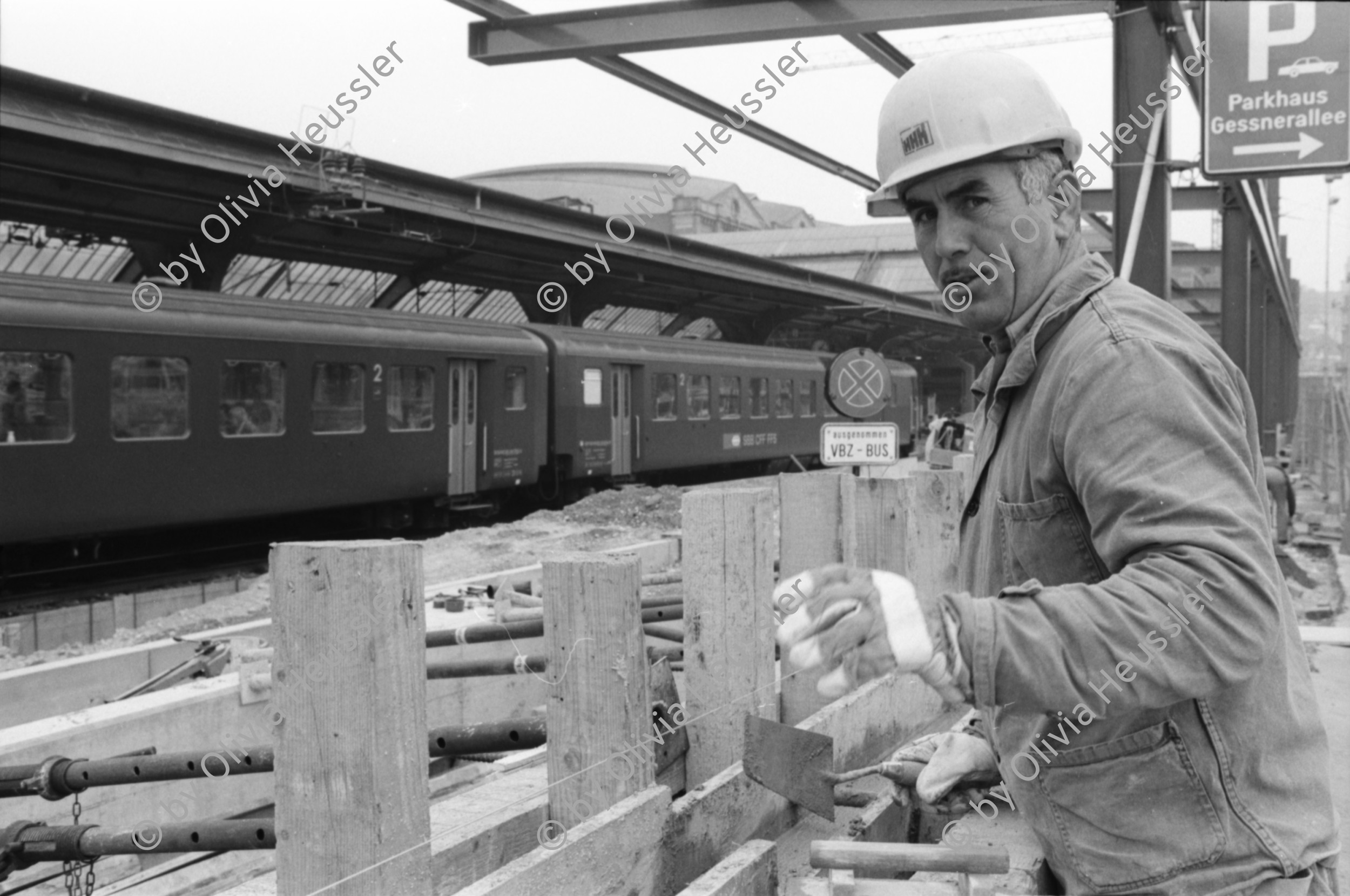 Image of sheet 19890831 photo 14: Ausländischer Arbeitnehmer arbeitet auf Baustelle am Hauptbahnhof, Zürich 1989.