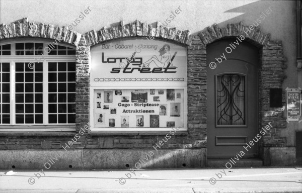 Image of sheet 19890831 photo 16: Sexarbeiterinnen werden an der Langstrasse, Zürich, 1989.
Kreis 4 Aussersihl √
FIZ
Two women from the Dominican Republic are being followed by a white Swiss in front of the Postoffice on the Helvetiaplatz During the last ten years the immigration of black colored people into Switzerland has increased considerably and has also provoked rassist movements in Switzerland.