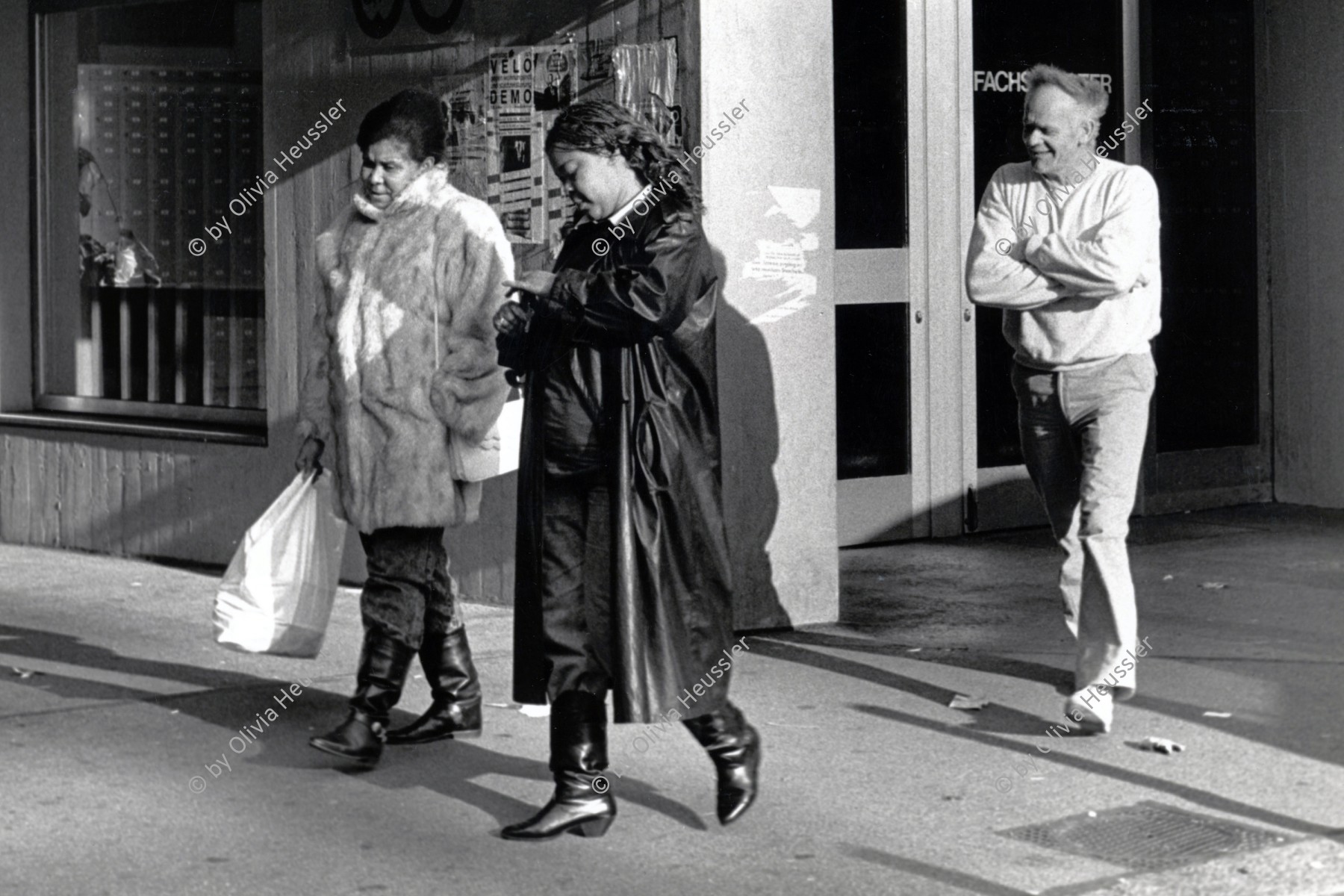 Image of sheet 19890831 photo 19: Sexarbeiterinnen werden an der Langstrasse, Zürich, 1989.
Kreis 4 Aussersihl √
FIZ
Two women from the Dominican Republic are being followed by a white Swiss in front of the Postoffice on the Helvetiaplatz During the last ten years the immigration of black colored people into Switzerland has increased considerably and has also provoked rassist movements in Switzerland.