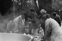Image of sheet 19890831 photo 2: Freiwillige Angehörige und FreundInnen Drogenabhängiger kochen jeden Tag für die schwachen gehetzten Drogenabhängigen  Fixer und Fixerinnen auf dem Zürcher Platzspitz im Winter.  Zürich 1989 √ Kreis 5 fünf Schweiz Switzerland Europe
Drugs Needle Park Heroin Kokain Cocaine
Der Platzspitz (ursprünglich Platzpromenade) ist ein Park im Herzen Zürichs mit sehr abwechslungsreicher Geschichte. Weltweites Medieninteresse erregte die behördlich lange tolerierte Anwesenheit von Drogensüchtigen aus ganz Mitteleuropa