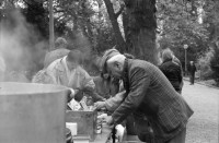 Image of sheet 19890831 photo 3: Freiwillige Angehörige und FreundInnen Drogenabhängiger kochen jeden Tag für die schwachen gehetzten Drogenabhängigen  Fixer und Fixerinnen auf dem Zürcher Platzspitz im Winter. Ausländischer Arbeitnehmer arbeitet am Bahnhof. Long Street Bar Langstrasse, Aussersihl Prostituierte werden verfolgt. Sexshop Sexyland und Videothek im Kreis 4 Zürich 1989

Two women from the Dominican Republic are being followed by a white Swiss in front of the Postoffice on the Helvetiaplatz During the last ten years the immigration of black colored people into Switzerland has increased considerably and has also provoked rassist movements in Switzerland.