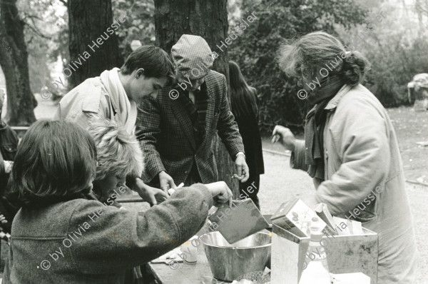 Image of sheet 19890831 photo 4: Freiwillige Angehörige und FreundInnen Drogenabhängiger kochen jeden Tag für die schwachen gehetzten Drogenabhängigen Fixer und Fixerinnen auf dem Zürcher Platzspitz im Winter. Zürich 1989 √
Drugs Needle Park Heroin Kokain Cocaine
movements in Switzerland. Kreis 5 fünf Schweiz Switzerland Europe

Der Platzspitz (ursprünglich Platzpromenade) ist ein Park im Herzen Zürichs mit sehr abwechslungsreicher Geschichte. Weltweites Medieninteresse erregte die behördlich lange tolerierte Anwesenheit von Drogensüchtigen aus ganz Mitteleuropa