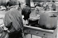 Image of sheet 19890831 photo 5: Freiwillige Angehörige und FreundInnen Drogenabhängiger kochen jeden Tag für die schwachen gehetzten Drogenabhängigen Fixer und Fixerinnen auf dem Zürcher Platzspitz im Winter. Zürich 1989 √ Kreis 5 fünf Schweiz Switzerland Europe
Drugs Needle Park Heroin Kokain Cocaine
Der Platzspitz (ursprünglich Platzpromenade) ist ein Park im Herzen Zürichs mit sehr abwechslungsreicher Geschichte. Weltweites Medieninteresse erregte die behördlich lange tolerierte Anwesenheit von Drogensüchtigen aus ganz Mitteleuropa