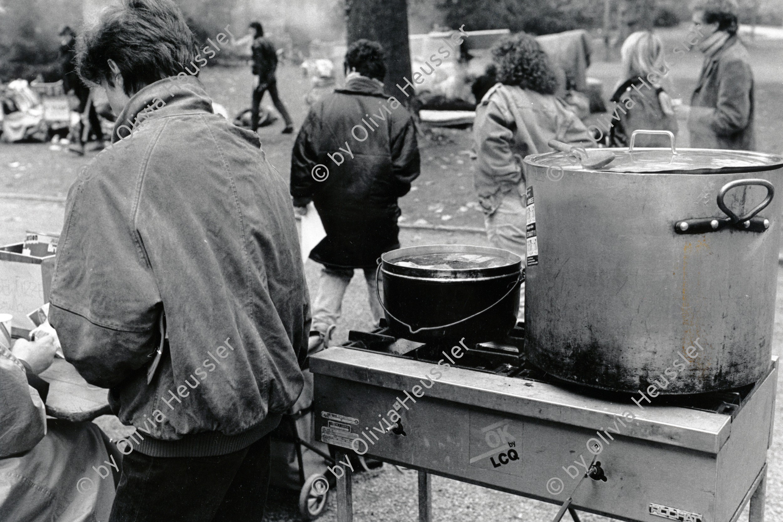 Image of sheet 19890831 photo 5: Freiwillige Angehörige und FreundInnen Drogenabhängiger kochen jeden Tag für die schwachen gehetzten Drogenabhängigen Fixer und Fixerinnen auf dem Zürcher Platzspitz im Winter. Zürich 1989 √ Kreis 5 fünf Schweiz Switzerland Europe
Drugs Needle Park Heroin Kokain Cocaine
Der Platzspitz (ursprünglich Platzpromenade) ist ein Park im Herzen Zürichs mit sehr abwechslungsreicher Geschichte. Weltweites Medieninteresse erregte die behördlich lange tolerierte Anwesenheit von Drogensüchtigen aus ganz Mitteleuropa