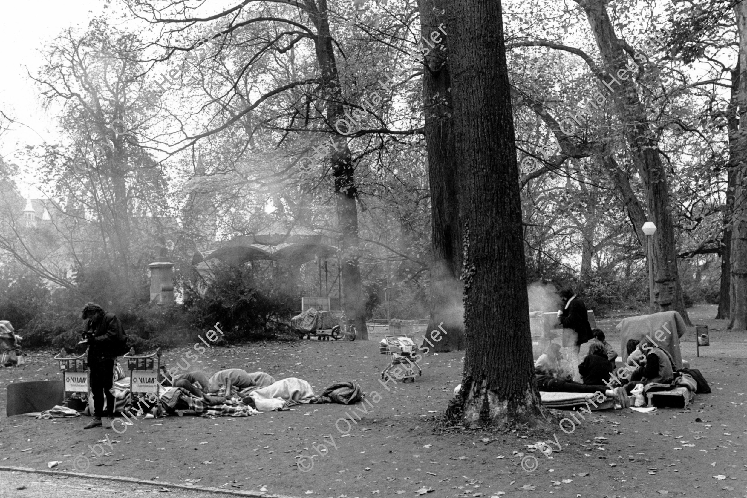 Image of sheet 19890831 photo 7: Drogenkranke auf dem Zuercher Platzspitz im Winter, Zuerich 1989. 

heroine cocaine
Exhibition: Zurich, The Eighties Photobastei 2020