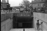 Image of sheet 19890831 photo 8: Freiwillige Angehörige und FreundInnen Drogenabhängiger kochen jeden Tag für die schwachen gehetzten Drogenabhängigen  Fixer und Fixerinnen auf dem Zürcher Platzspitz im Winter. Ausländischer Arbeitnehmer arbeitet am Bahnhof. Long Street Bar Langstrasse, Aussersihl Prostituierte werden verfolgt. Sexshop Sexyland und Videothek im Kreis 4 Zürich 1989

Two women from the Dominican Republic are being followed by a white Swiss in front of the Postoffice on the Helvetiaplatz During the last ten years the immigration of black colored people into Switzerland has increased considerably and has also provoked rassist movements in Switzerland.