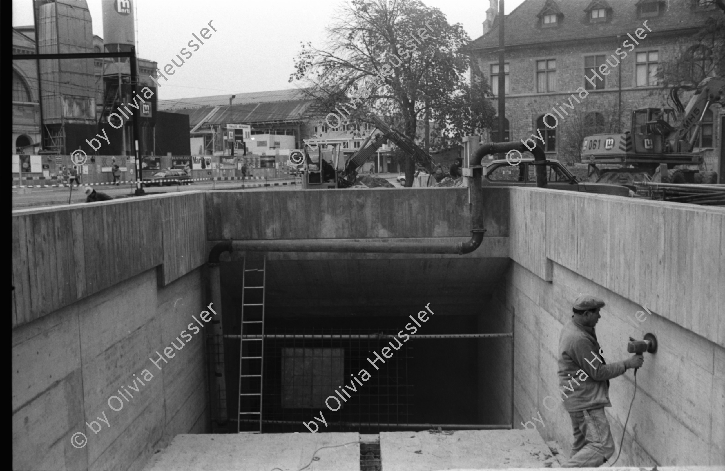 Image of sheet 19890831 photo 8: Freiwillige Angehörige und FreundInnen Drogenabhängiger kochen jeden Tag für die schwachen gehetzten Drogenabhängigen  Fixer und Fixerinnen auf dem Zürcher Platzspitz im Winter. Ausländischer Arbeitnehmer arbeitet am Bahnhof. Long Street Bar Langstrasse, Aussersihl Prostituierte werden verfolgt. Sexshop Sexyland und Videothek im Kreis 4 Zürich 1989

Two women from the Dominican Republic are being followed by a white Swiss in front of the Postoffice on the Helvetiaplatz During the last ten years the immigration of black colored people into Switzerland has increased considerably and has also provoked rassist movements in Switzerland.