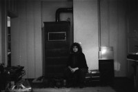Image of sheet 19890840 photo 1: Portrait Nadja Sieger (Nadeschkin; * 22. Mai 1968 in Zürich). Clown von Beruf. Cathy O'Hare Portrait vor Ofen. Erismannhof. Portrait Kunst Zürich Swiss artist comedian acrobat art 1989  Schweiz Switzerland Suisse Europe entertainment theater  1989