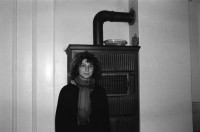 Image of sheet 19890840 photo 12: Portrait Nadja Sieger (Nadeschkin; * 22. Mai 1968 in Zürich). Clown von Beruf. Cathy O'Hare Portrait vor Ofen. Erismannhof. Portrait Kunst Zürich Swiss artist comedian acrobat art 1989  Schweiz Switzerland Suisse Europe entertainment theater  1989
