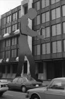 Image of sheet 19890850 photo 1: Skulptur bei Schweizerischer Bankgesellschaft SBG 'der Hämmerer' von ?. am Aeschenplatz für Hochparterre .