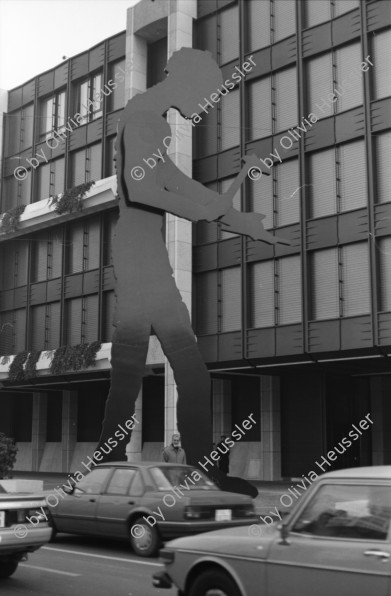 Image of sheet 19890850 photo 1: Skulptur bei Schweizerischer Bankgesellschaft SBG 'der Hämmerer' von ?. am Aeschenplatz für Hochparterre .