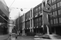 Image of sheet 19890850 photo 18: Skulptur bei Schweizerischer Bankgesellschaft SBG 'der Hämmerer' von ?. am Aeschenplatz für Hochparterre .
