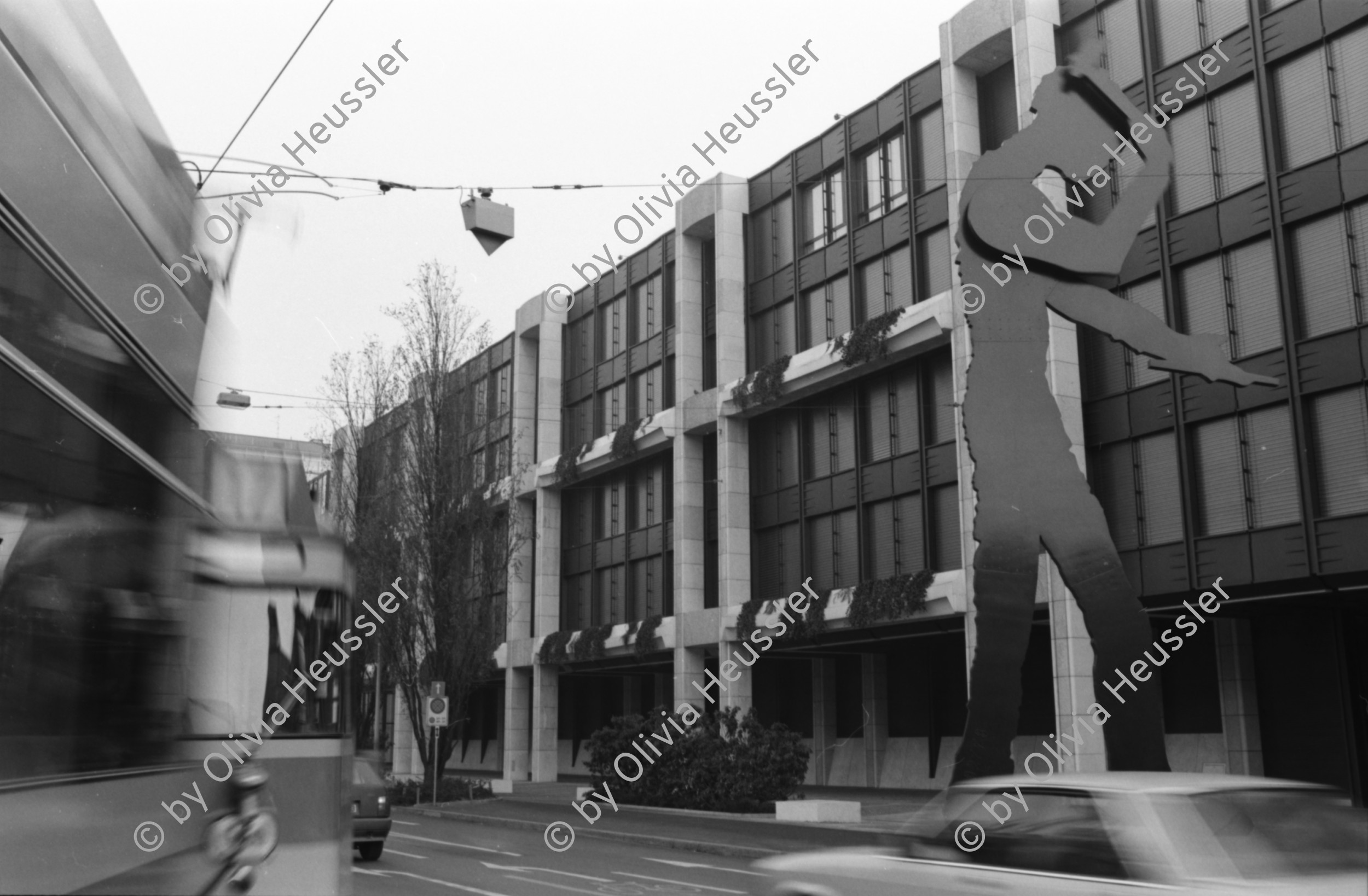 Image of sheet 19890850 photo 18: Skulptur bei Schweizerischer Bankgesellschaft SBG 'der Hämmerer' von ?. am Aeschenplatz für Hochparterre .