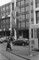 Image of sheet 19890850 photo 20: Skulptur bei Schweizerischer Bankgesellschaft SBG 'der Hämmerer' von ?. am Aeschenplatz für Hochparterre .