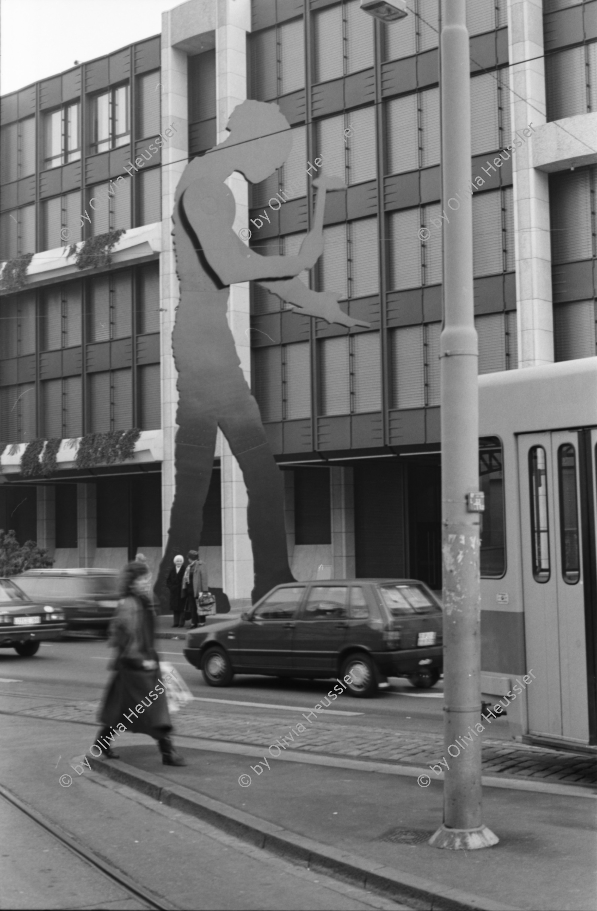 Image of sheet 19890850 photo 20: Skulptur bei Schweizerischer Bankgesellschaft SBG 'der Hämmerer' von ?. am Aeschenplatz für Hochparterre .