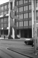 Image of sheet 19890850 photo 23: Skulptur bei Schweizerischer Bankgesellschaft SBG 'der Hämmerer' von ?. am Aeschenplatz für Hochparterre .