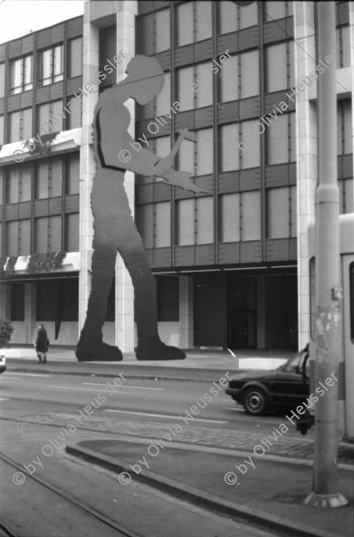 Image of sheet 19890850 photo 23: Skulptur bei Schweizerischer Bankgesellschaft SBG 'der Hämmerer' von ?. am Aeschenplatz für Hochparterre .