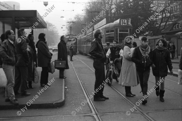 Image of sheet 19890850 photo 37: Skulptur bei Schweizerischer Bankgesellschaft SBG 'der Hämmerer' von ?. am Aeschenplatz für Hochparterre .