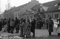 Image of sheet 19890860 photo 3: Demonstration im Kasernen Innenhof. Modepuppe sitzt an Nähmaschine im Freien. In einem Lebensmittelladen für TürkInnen. Asyl bewerber Innen. Uniformen hängen da, während Männer essen. Zwei Frauen stehen da. Unbekannte Gestalt beim Telefonieren in Telefon Kabine. Schliessung eines Ladens. Zwei Männer als Türkisches Beschneidung fest in einer Turnhalle in Pratteln. Frauen und Kinder und Männer tanzen zusmmen . Basel Brauchtum turkish boy circumcision child tradition muslim religion asylum seekers human rights Switzerland Schweiz 1989