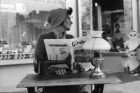 Image of sheet 19890860 photo 4: Modepuppe sitzt an Nähmaschine im Freien, Zürich 1989.