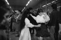 Image of sheet 19890870 photo 22: frtsg. 890860 Türkisches Beschneidungs ritual fest in einer Turnhalle in Pratteln. Frauen und Männer und Kinder tanzen. Ein Mädchen führt die Gruppe mit einem weissen Taschentuch. Zwei alte Männer sitzen neben dem kleinen Jungen in Uniform. Bild mit seiner Familie. Priska Fetz von Aarau tanzt auch mit. Familiengruppenbild. Kanton Baselland 1989  Schweiz Turkey Türkei Refugees Flüchtlinge Boy circumcision