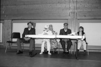 Image of sheet 19890870 photo 9: frtsg. 890860 Türkisches Beschneidungs ritual fest in einer Turnhalle in Pratteln. Frauen und Männer und Kinder tanzen. Ein Mädchen führt die Gruppe mit einem weissen Taschentuch. Zwei alte Männer sitzen neben dem kleinen Jungen in Uniform. Bild mit seiner Familie. Priska Fetz von Aarau tanzt auch mit. Familiengruppenbild. Kanton Baselland 1989  Schweiz Turkey Türkei Refugees Flüchtlinge Boy circumcision