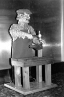 Image of sheet 19890880 photo 10: Schumacher puppe mit Hammer in Schaufenster Shopville. Schuhmacher Guerini.  Zürich Schweiz Switzerland 1989 Europe work shoes factory √ window maker doll

little hammering man!

© 1989, OLIVIA HEUSSLER / www.clic.li