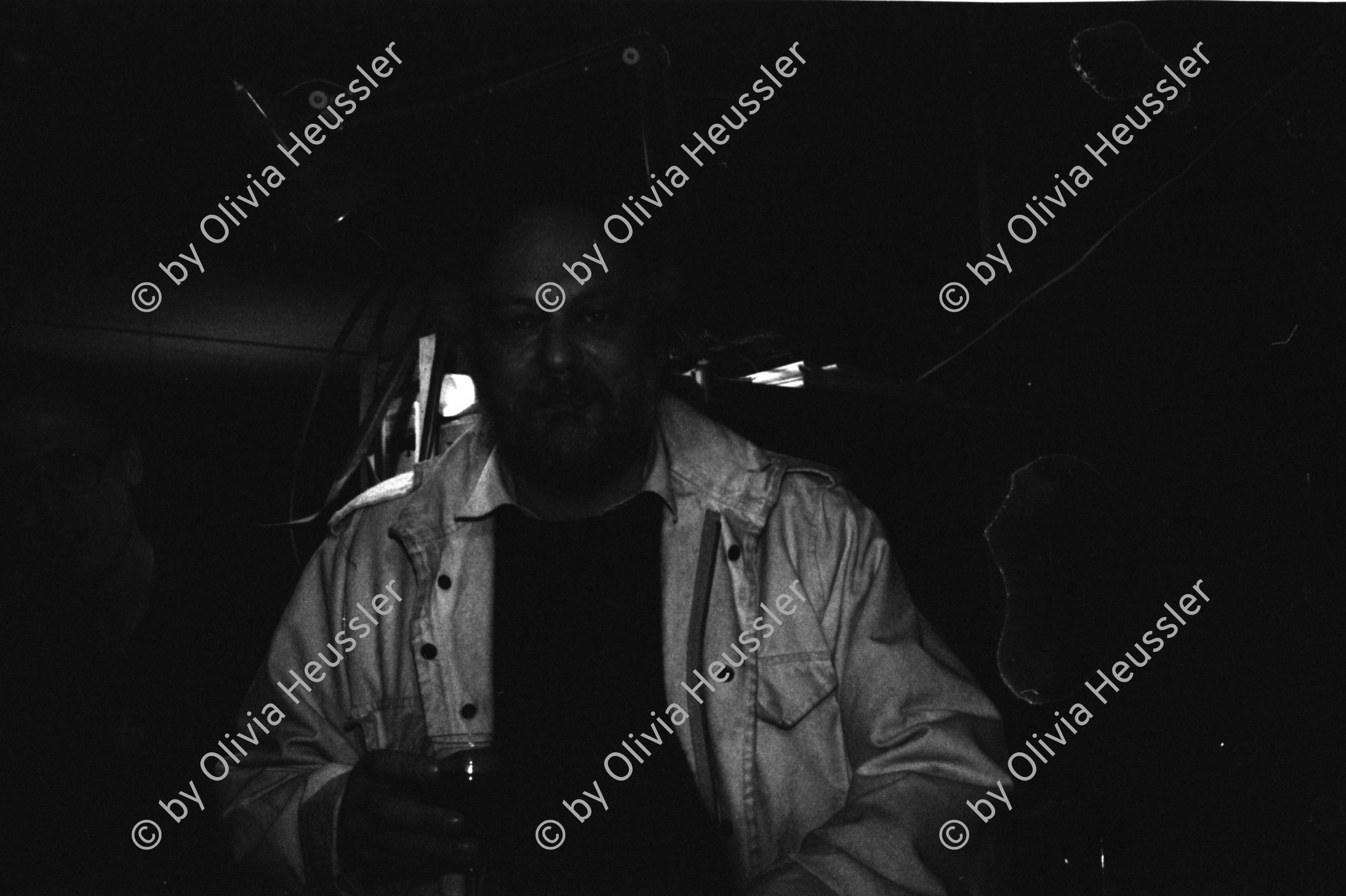 Image of sheet 19890880 photo 32: Ein Obdachloser demonstriert auf der Zürcher Bahnhofstrasse gegen Wohnungsnot. Protest Housing Der Hämmerer, Basel. Am SBG UBS Gebäude Aeschenplatz. Schumacherpuppe in Schaufenster Shopville. Schuhmacher Guerini.  Zürich Schweiz Switzerland 1989 Europe work shoes Niklaus Meienberg Walter Keller von hinten