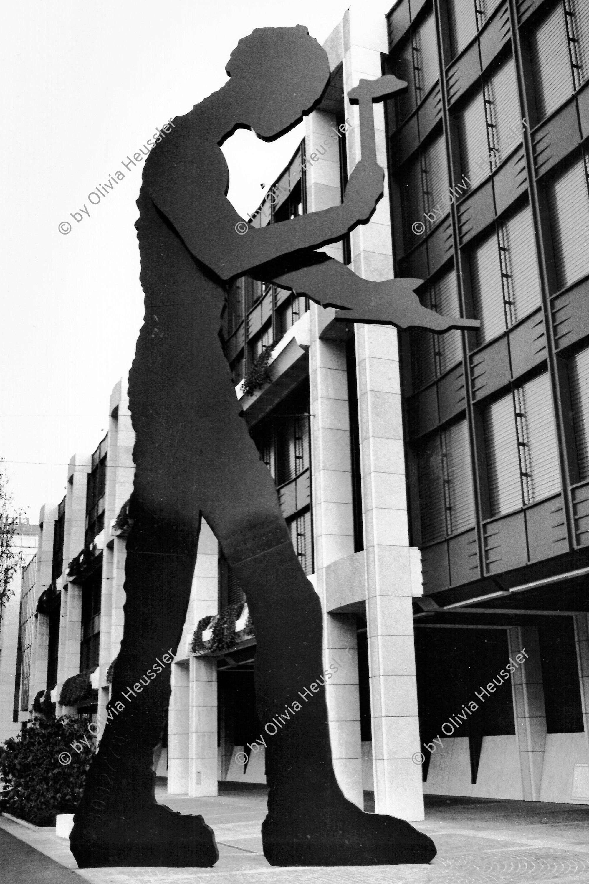 Image of sheet 19890880 photo 35: In Basel steht 'der Hämmerer' an der Fassade der SBG heute UBS Bank Swiss 1989
Hammering man
Der Hammering Man ist ein Kunstwerk des US-amerikanischen Künstlers Jonathan Borofsky in verschiedenen Städten der Welt

Hammering Man is a series of monumental kinetic sculptures designed by Jonathan Borofsky which have been installed in various cities around the world.
© 1989, OLIVIA HEUSSLER / www.clic.li